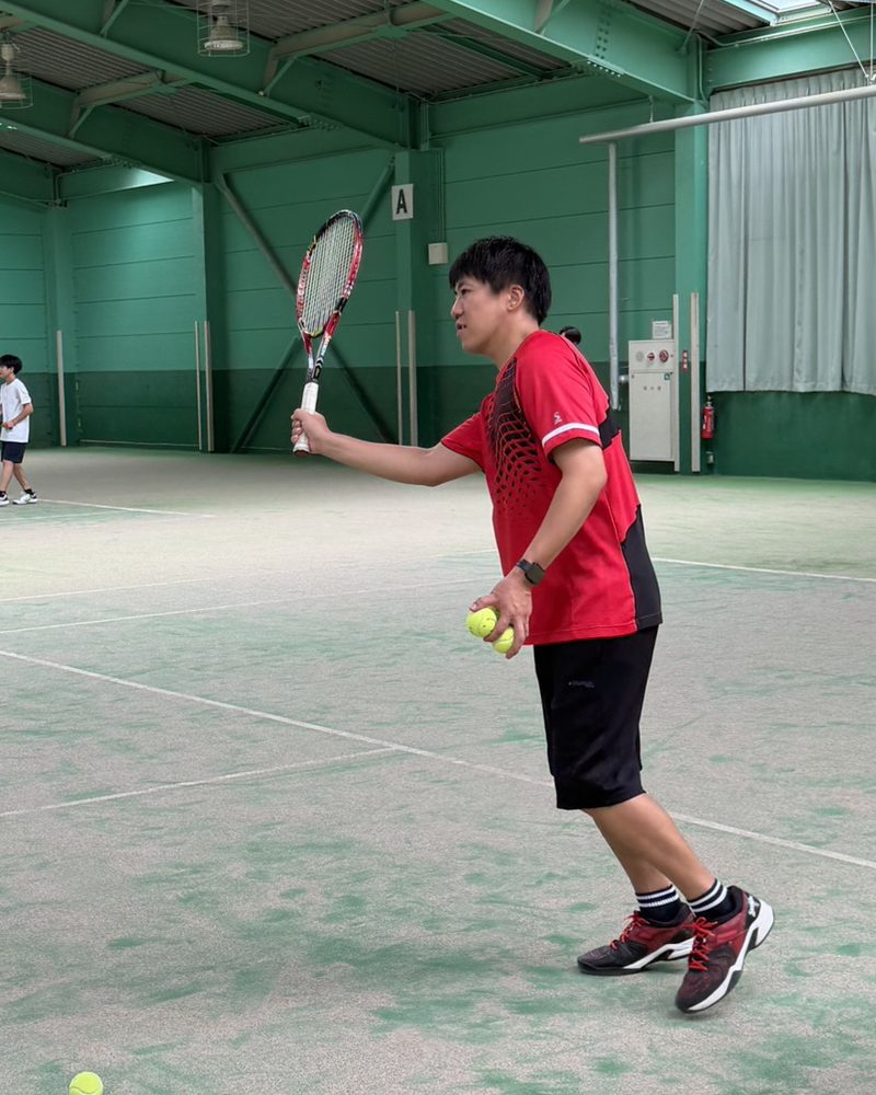 インドアコートでレッスンをするLIFE TENNIS 代表 横山